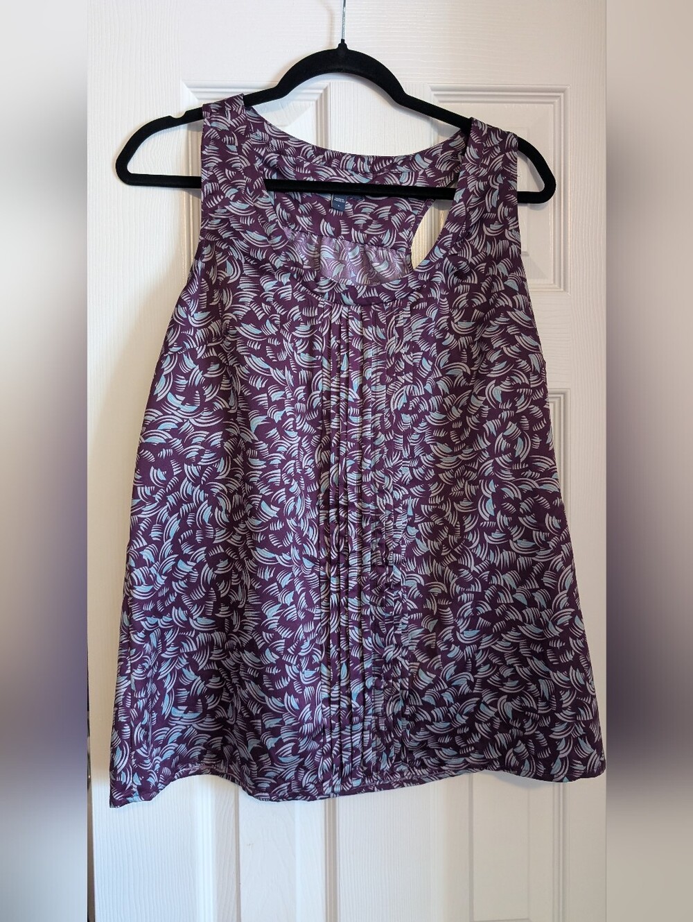 GAP Sleeveless Printed Womens Top in Plum with Light Blue Leaf Pattern Like New
